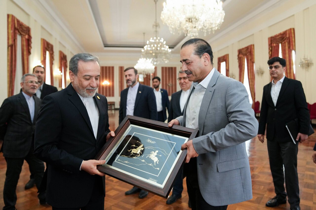 گاردین: عاصم منیر با ونس، ویتکاف و عراقچی در تماس مستمر است / گفت‌وگوهای فرمانده ارتش پاکستان با وزیر خارجه ایران چند ساعته بود